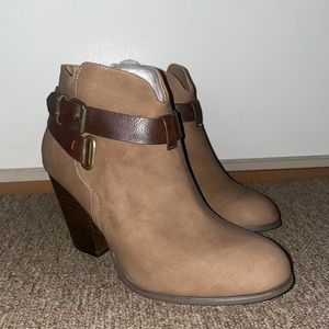 Katinss Taupe size 9 boot